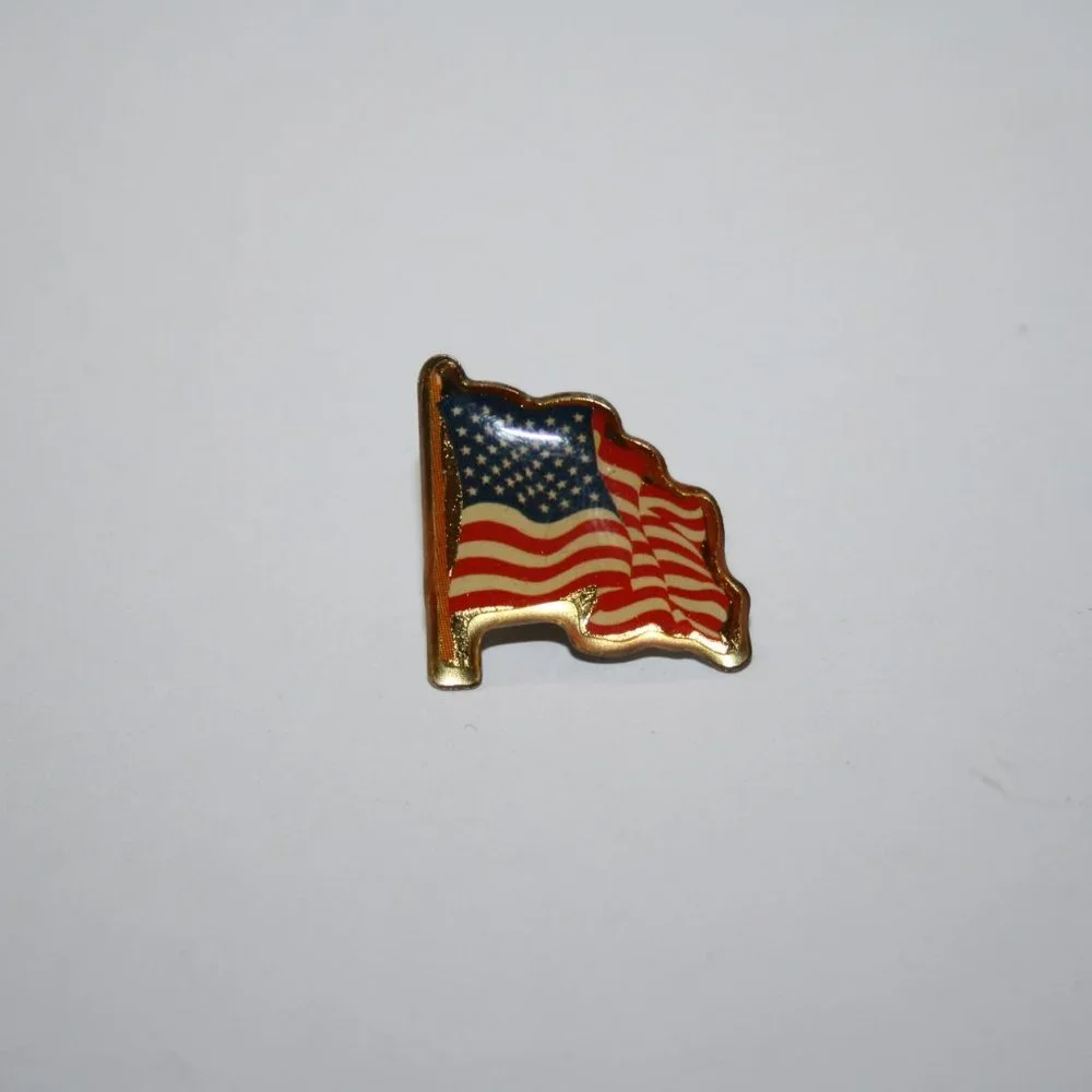 🟡 Vintage Gold American Flag Lapel Pin · 0.75